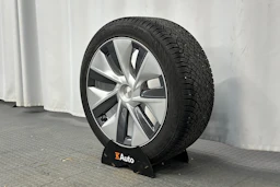 harmaa Tesla Model Y 2023 kuva 13.