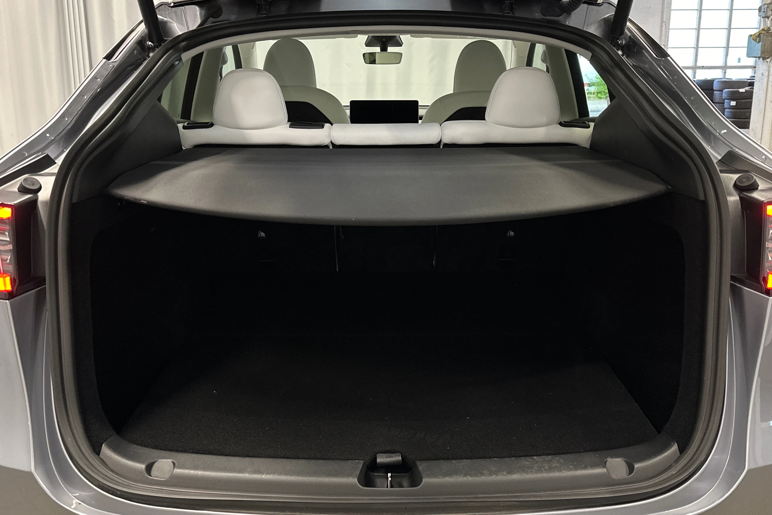 harmaa Tesla Model Y 2023 kuva 15.