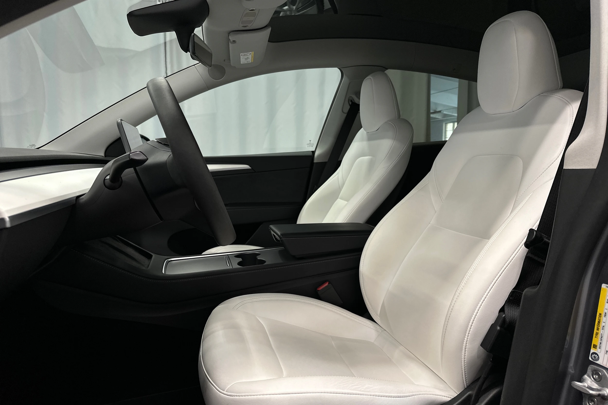 harmaa Tesla Model Y 2023 kuva 17.