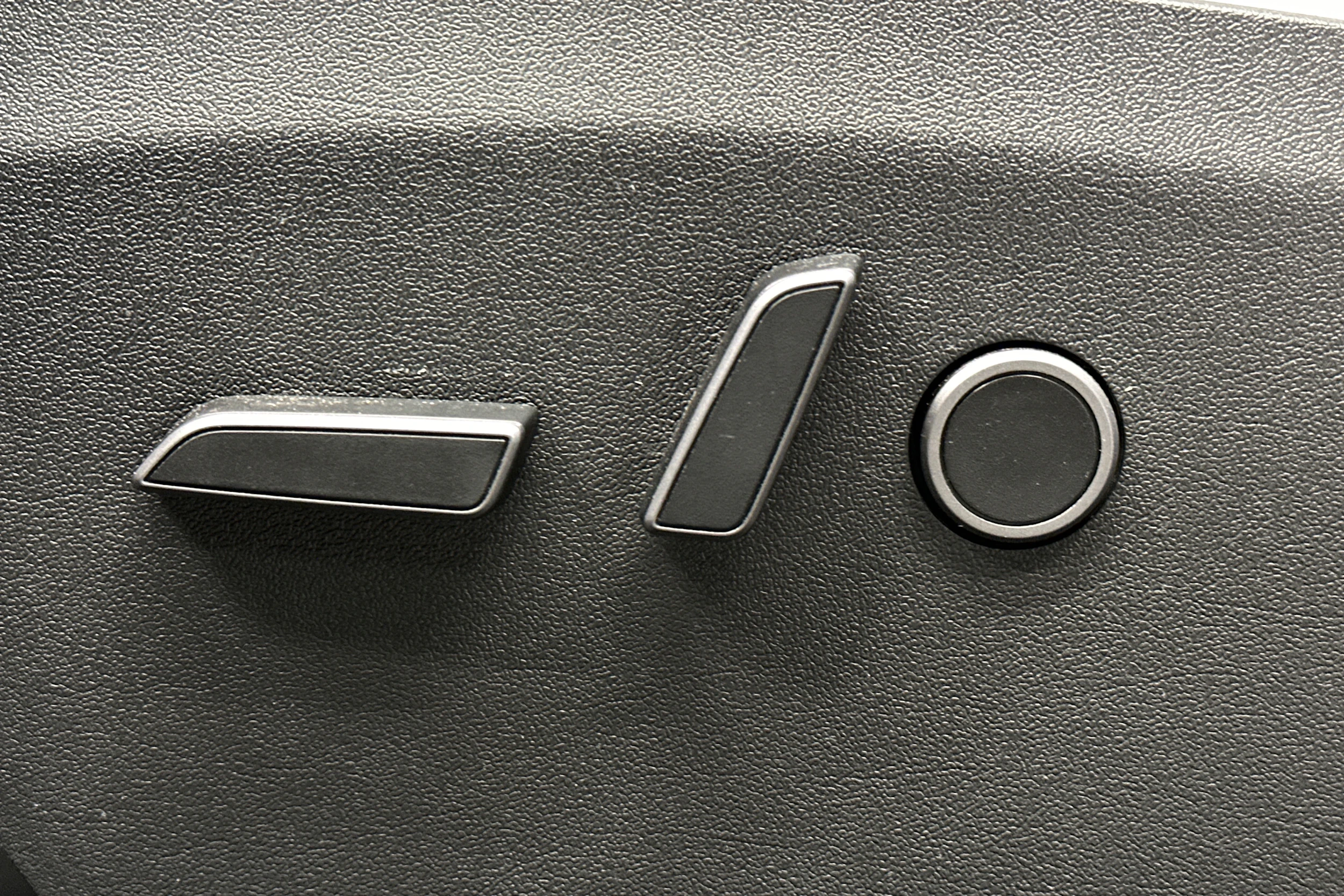 harmaa Tesla Model Y 2023 kuva 18.