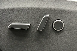 harmaa Tesla Model Y 2023 kuva 18.