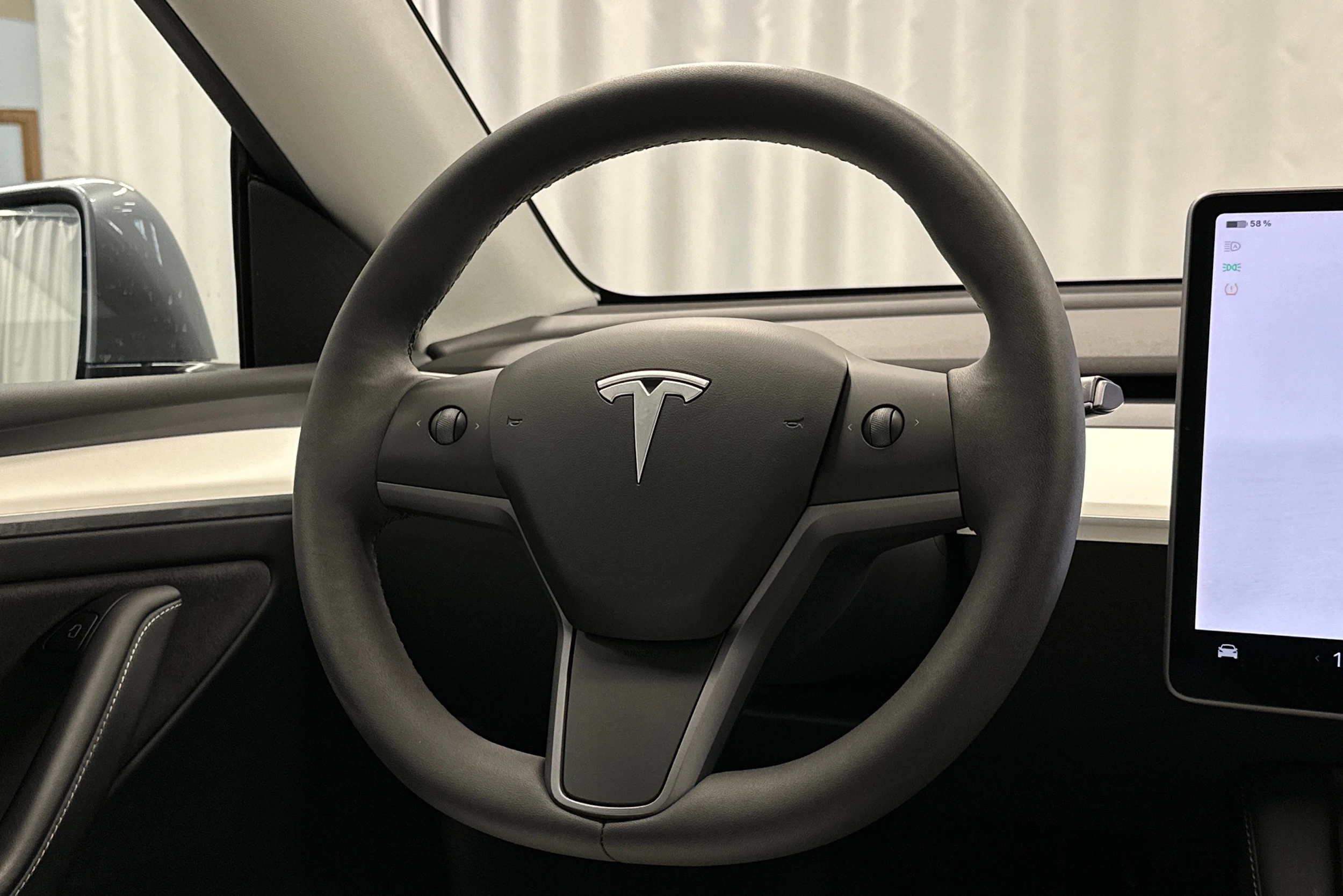 harmaa Tesla Model Y 2023 kuva 19.