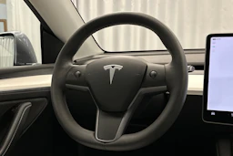 harmaa Tesla Model Y 2023 kuva 19.
