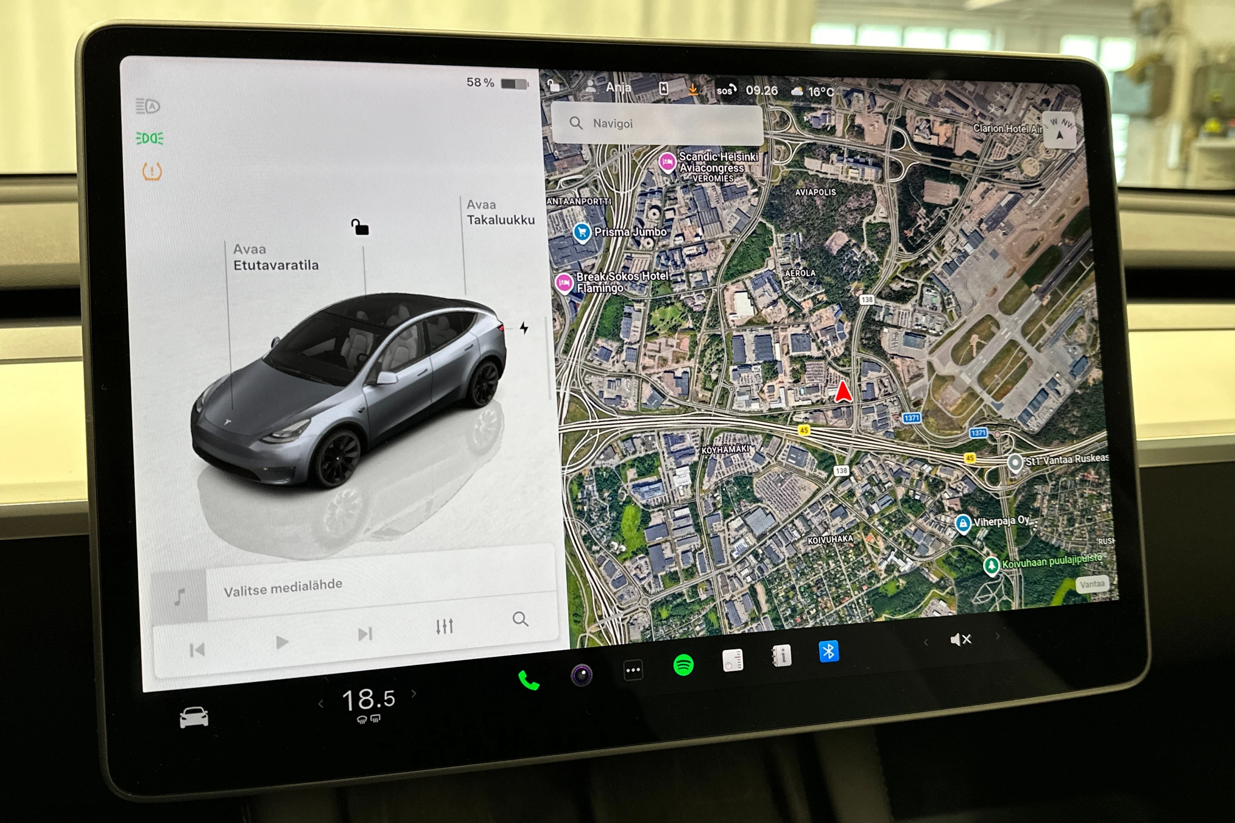 harmaa Tesla Model Y 2023 kuva 21.
