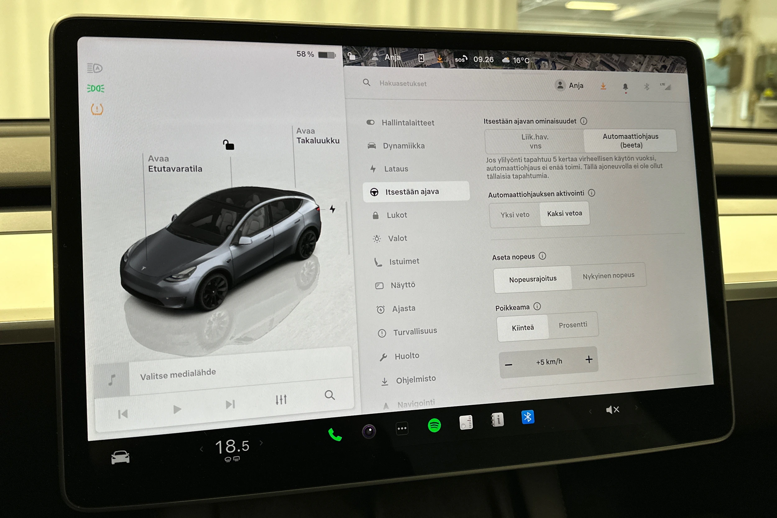 harmaa Tesla Model Y 2023 kuva 22.
