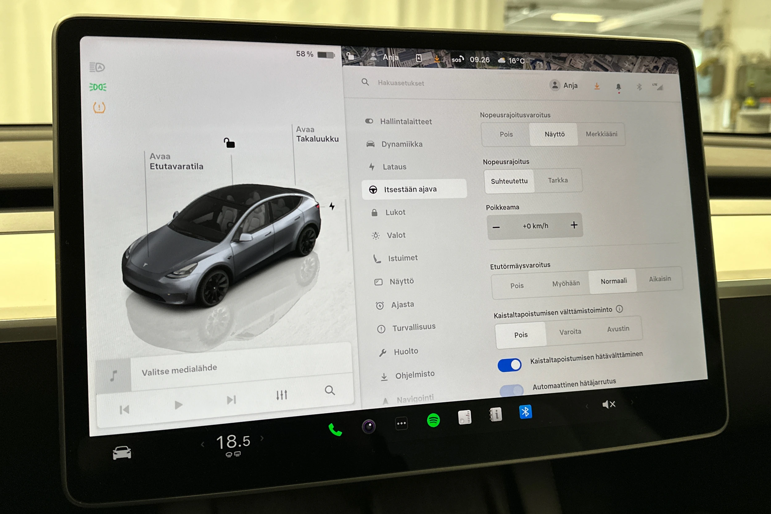 harmaa Tesla Model Y 2023 kuva 23.