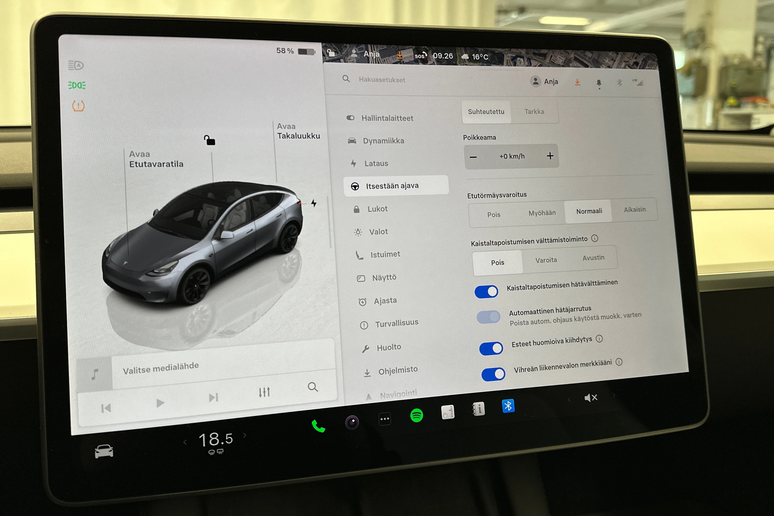 harmaa Tesla Model Y 2023 kuva 24.