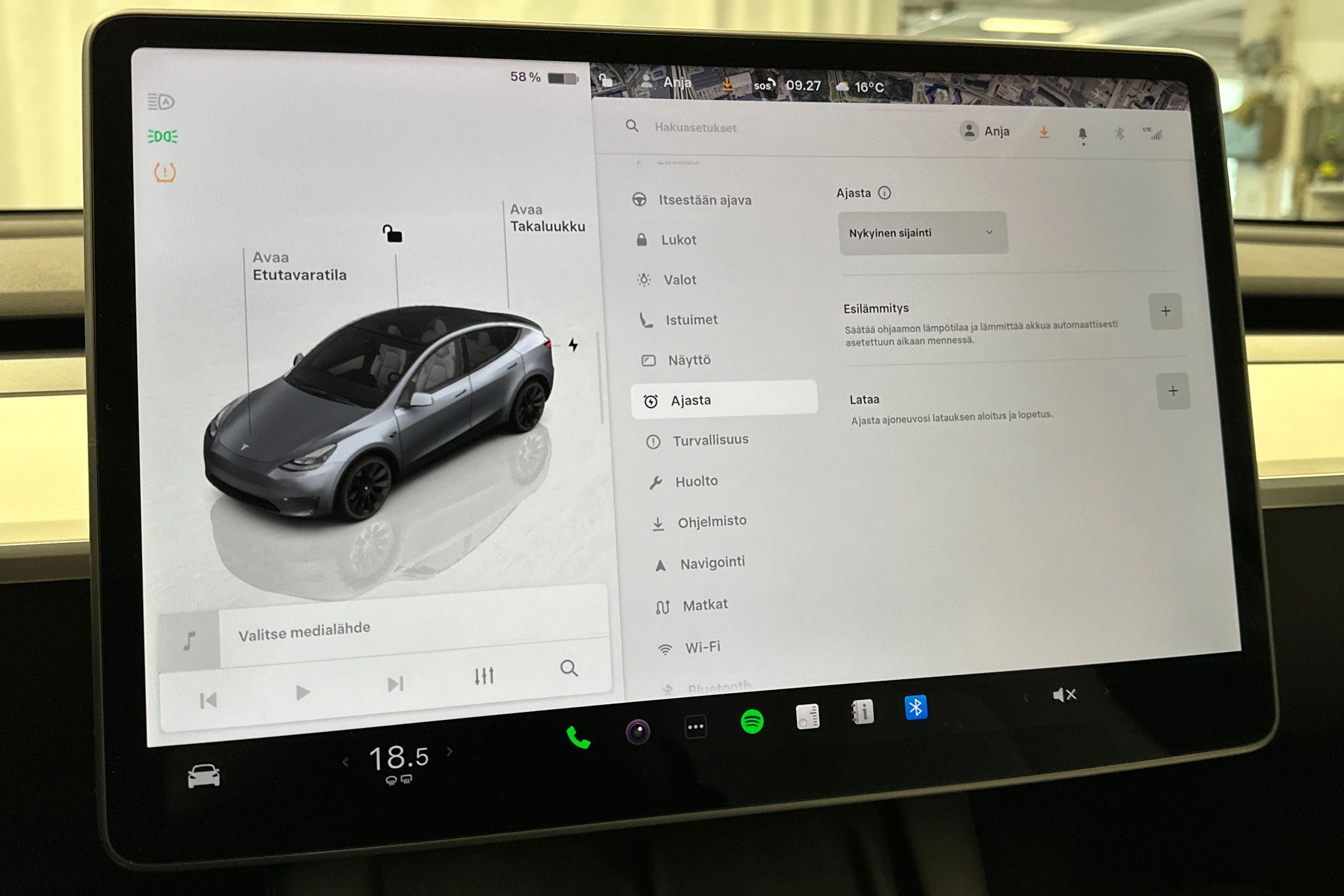 harmaa Tesla Model Y 2023 kuva 25.