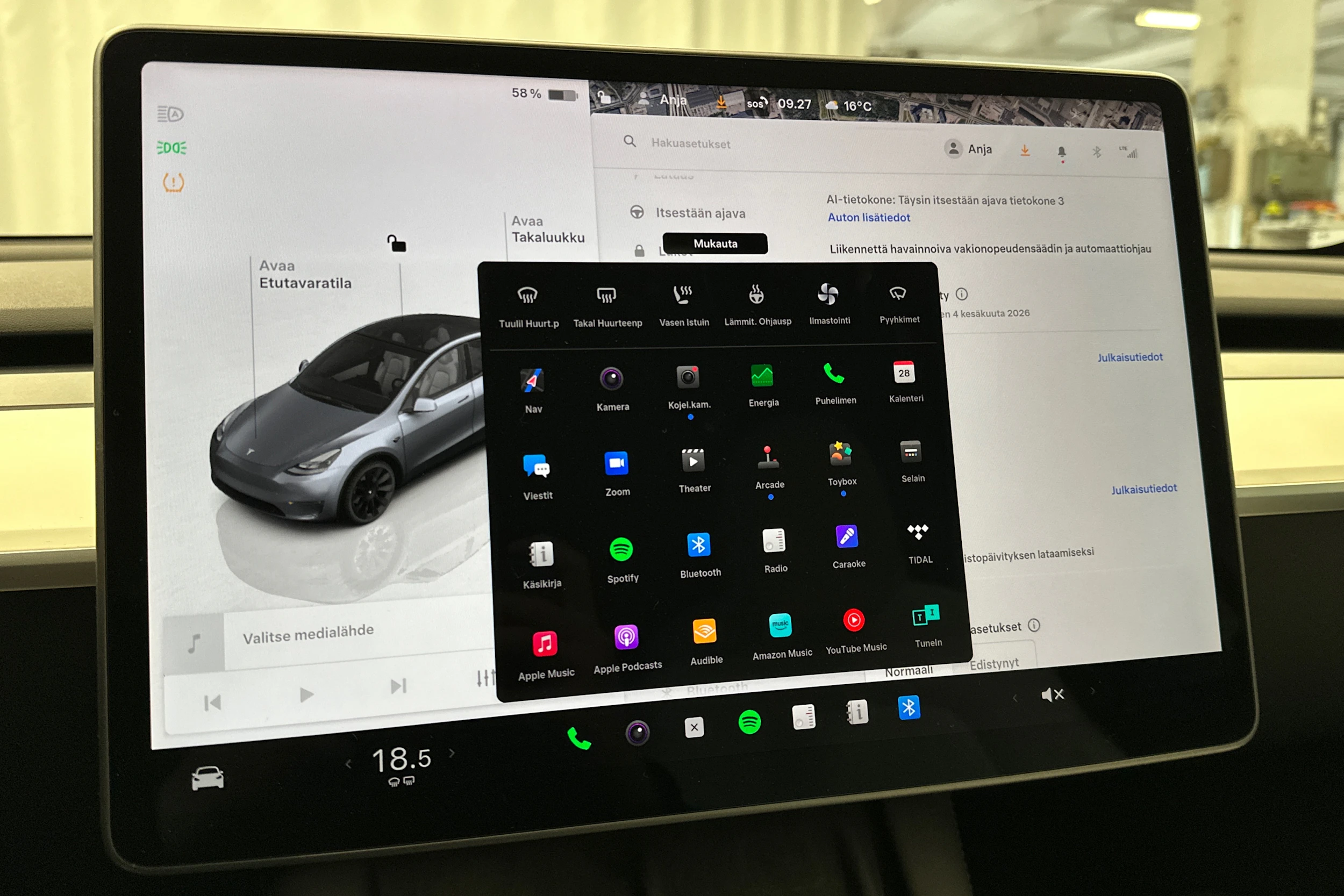 harmaa Tesla Model Y 2023 kuva 28.