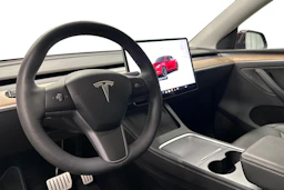 punainen Tesla Model Y 2023 kuva 8.