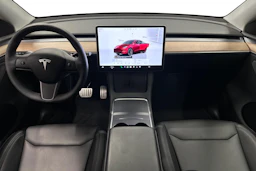 punainen Tesla Model Y 2023 kuva 9.