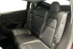 punainen Tesla Model Y 2023 kuva 11.