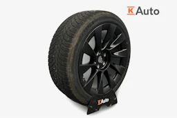 punainen Tesla Model Y 2023 kuva 12.