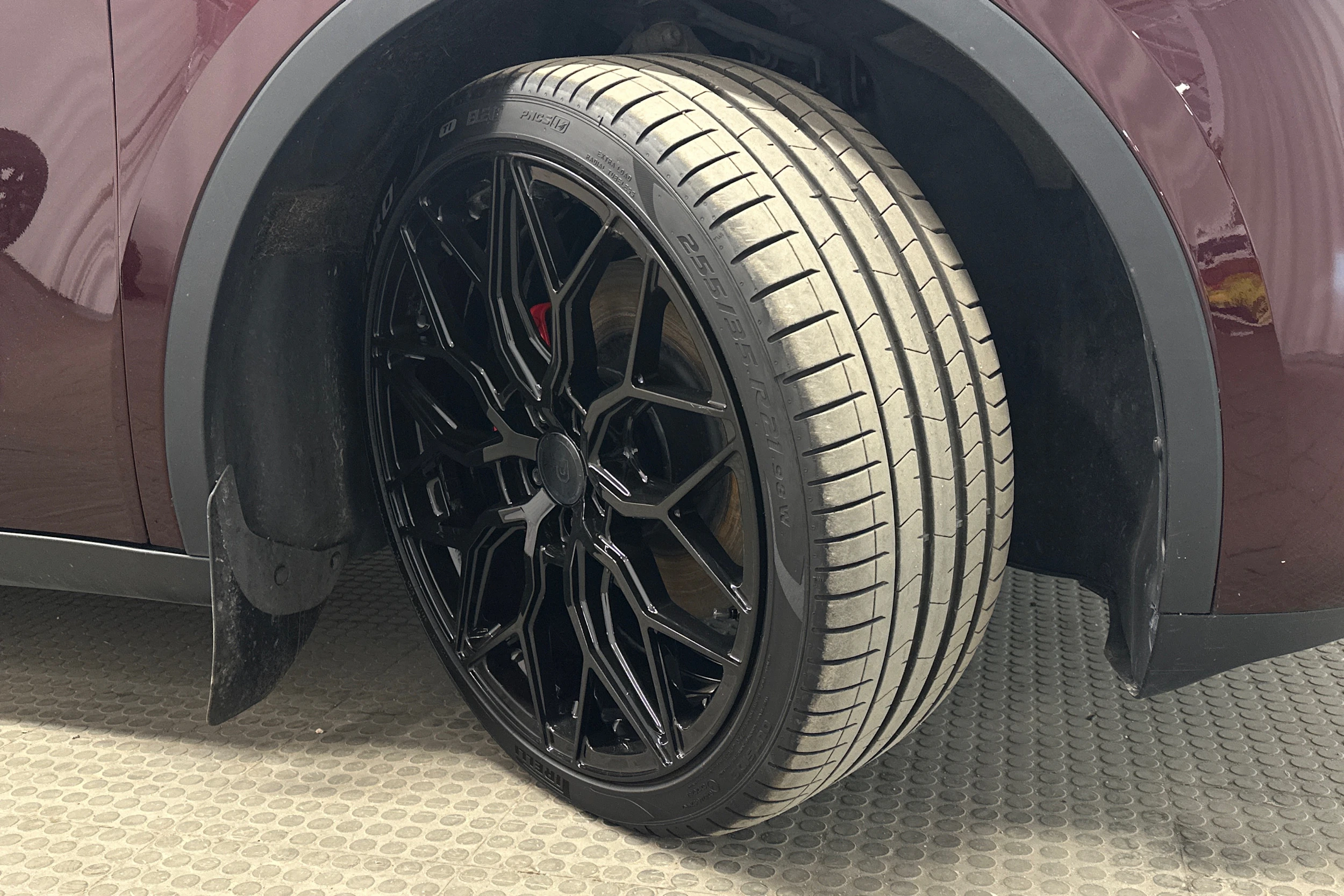 punainen Tesla Model Y 2023 kuva 13.