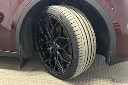 punainen Tesla Model Y 2023 kuva 13.