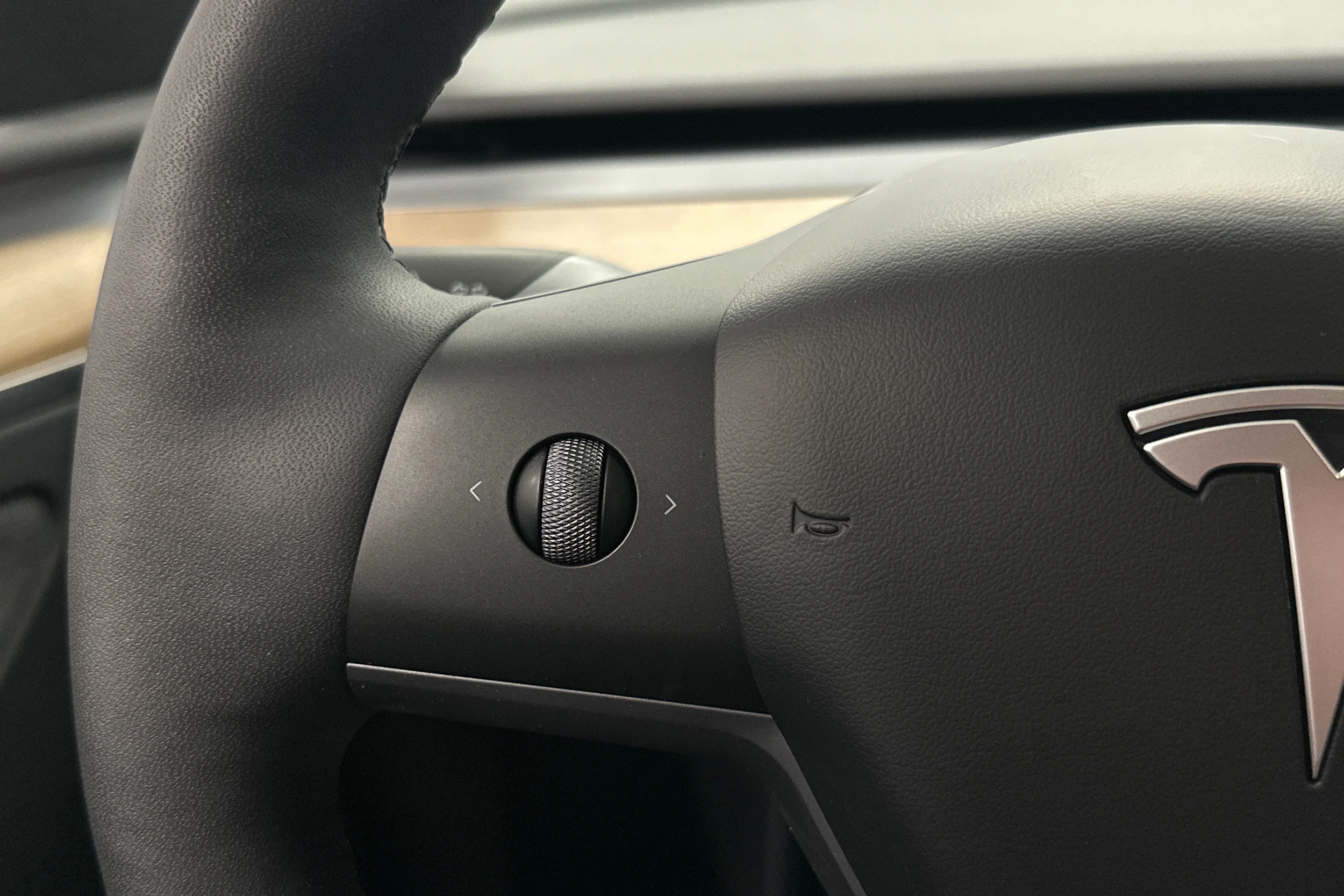 punainen Tesla Model Y 2023 kuva 15.