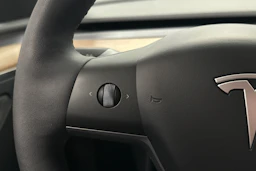 punainen Tesla Model Y 2023 kuva 15.