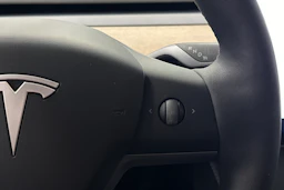 punainen Tesla Model Y 2023 kuva 16.