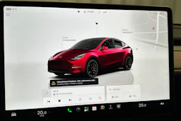 punainen Tesla Model Y 2023 kuva 17.