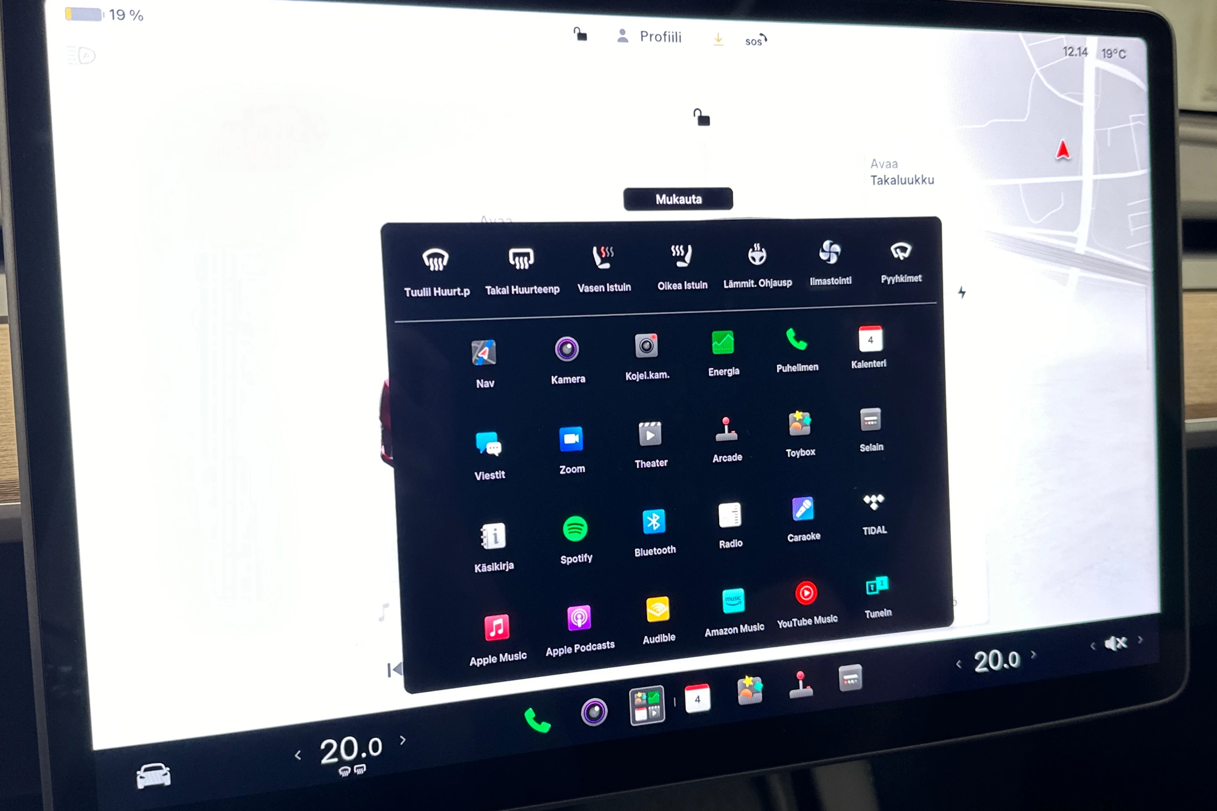 punainen Tesla Model Y 2023 kuva 18.