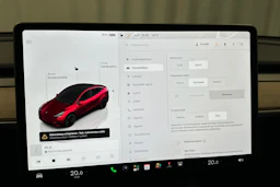 punainen Tesla Model Y 2023 kuva 21.