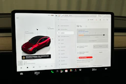 punainen Tesla Model Y 2023 kuva 22.