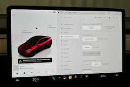 punainen Tesla Model Y 2023 kuva 23.