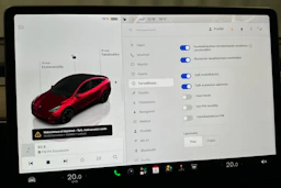 punainen Tesla Model Y 2023 kuva 25.