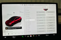 punainen Tesla Model Y 2023 kuva 26.