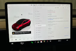 punainen Tesla Model Y 2023 kuva 27.