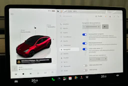 punainen Tesla Model Y 2023 kuva 28.
