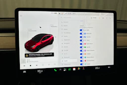 punainen Tesla Model Y 2023 kuva 31.