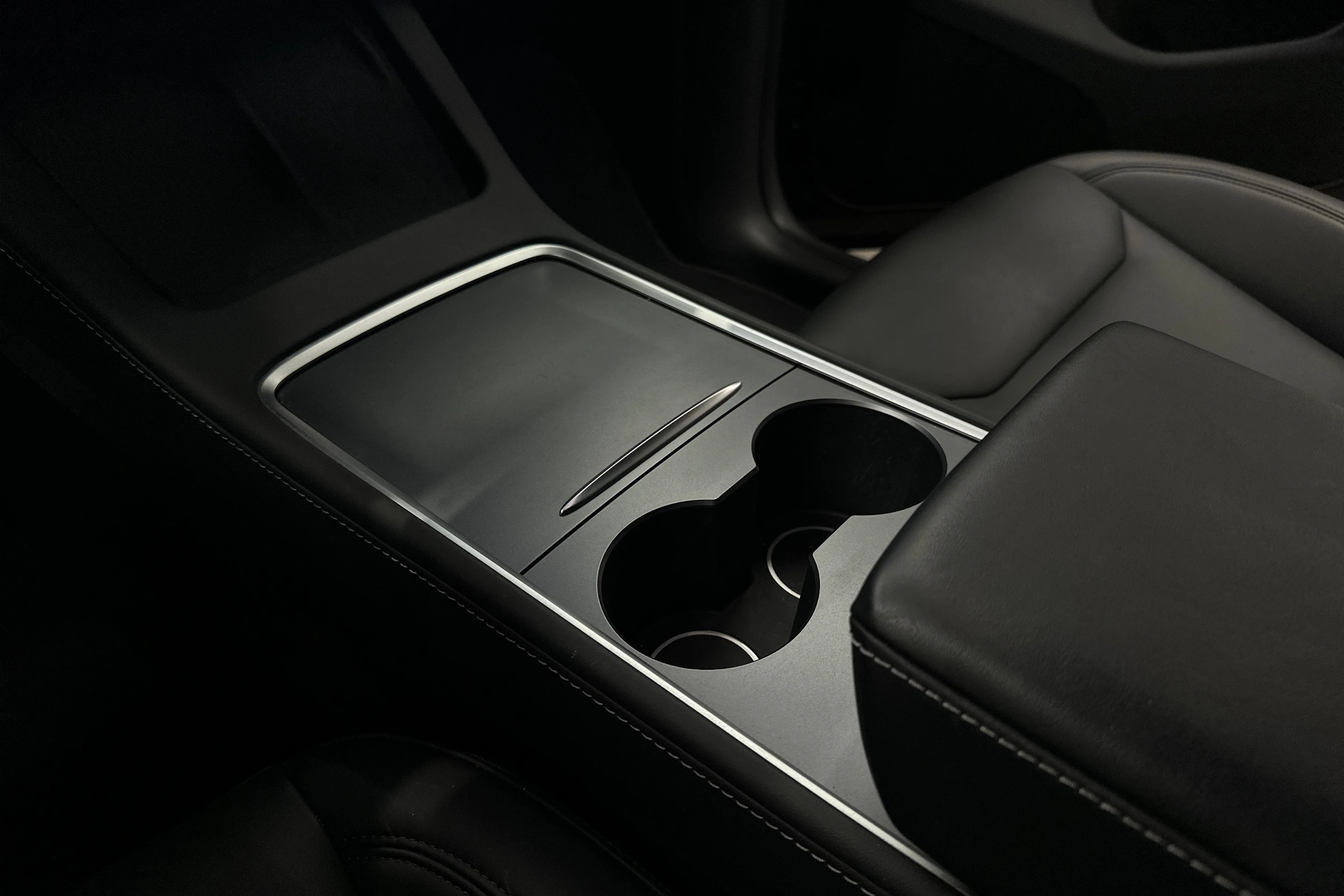 punainen Tesla Model Y 2023 kuva 34.