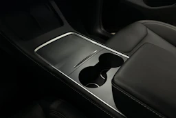 punainen Tesla Model Y 2023 kuva 34.