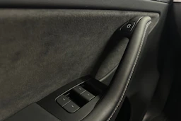 punainen Tesla Model Y 2023 kuva 35.