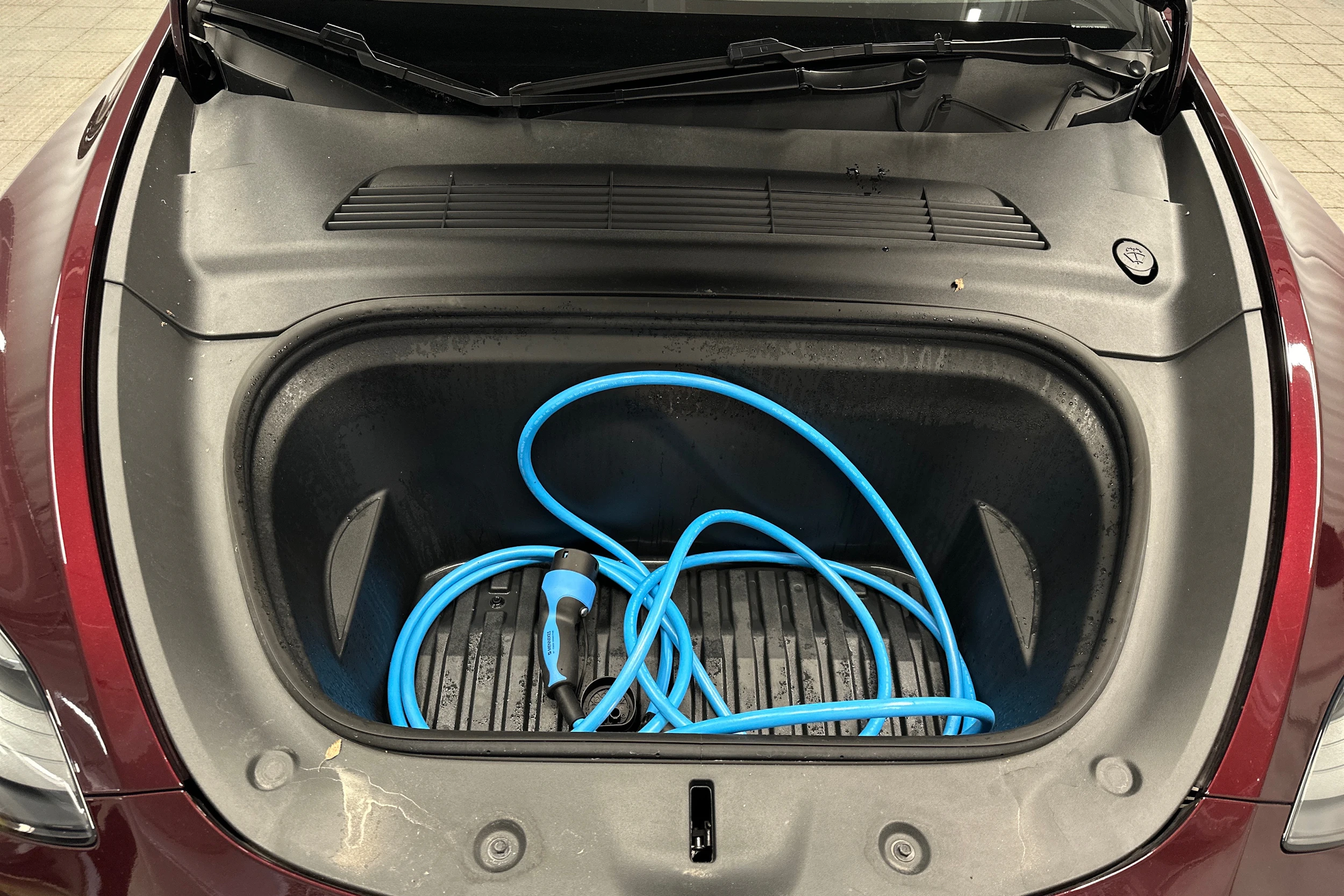 punainen Tesla Model Y 2023 kuva 36.