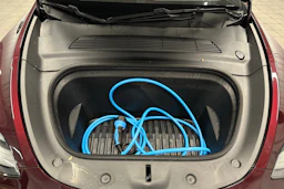 punainen Tesla Model Y 2023 kuva 36.