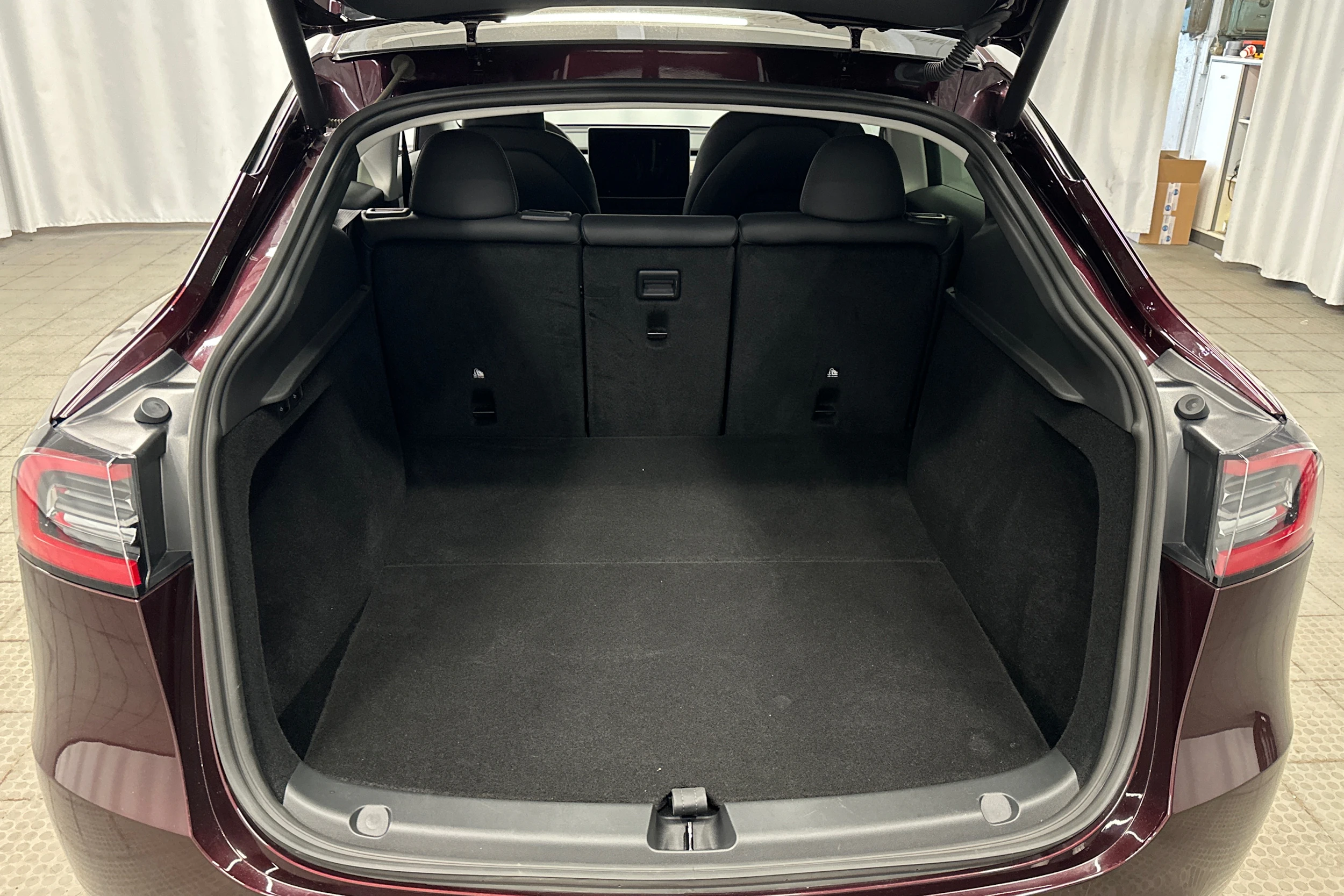 punainen Tesla Model Y 2023 kuva 37.