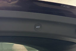 punainen Tesla Model Y 2023 kuva 39.