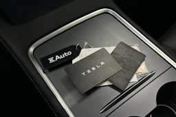punainen Tesla Model Y 2023 kuva 40.