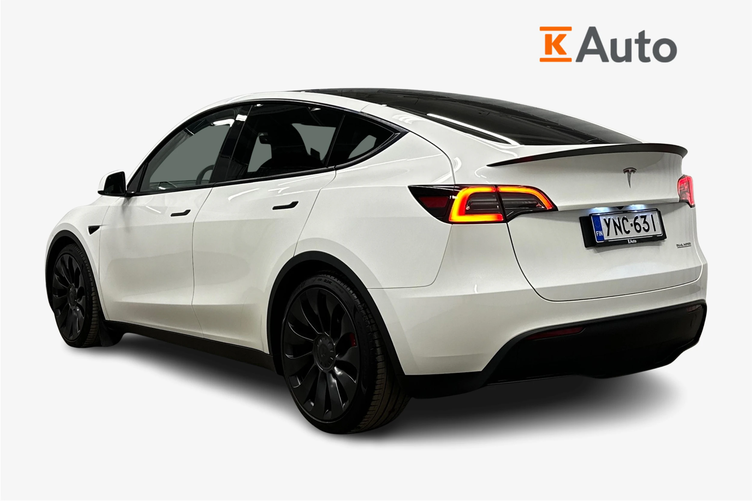 valkoinen Tesla Model Y 2023 kuva 3.