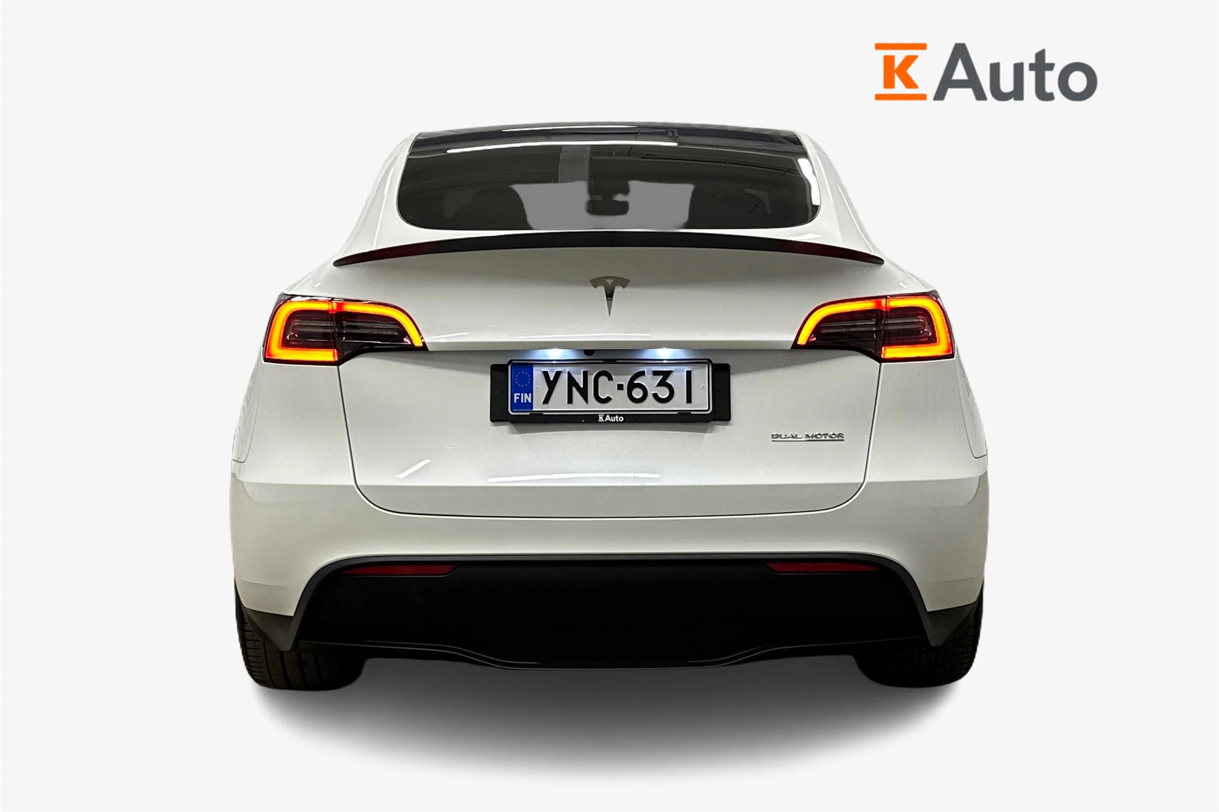 valkoinen Tesla Model Y 2023 kuva 4.
