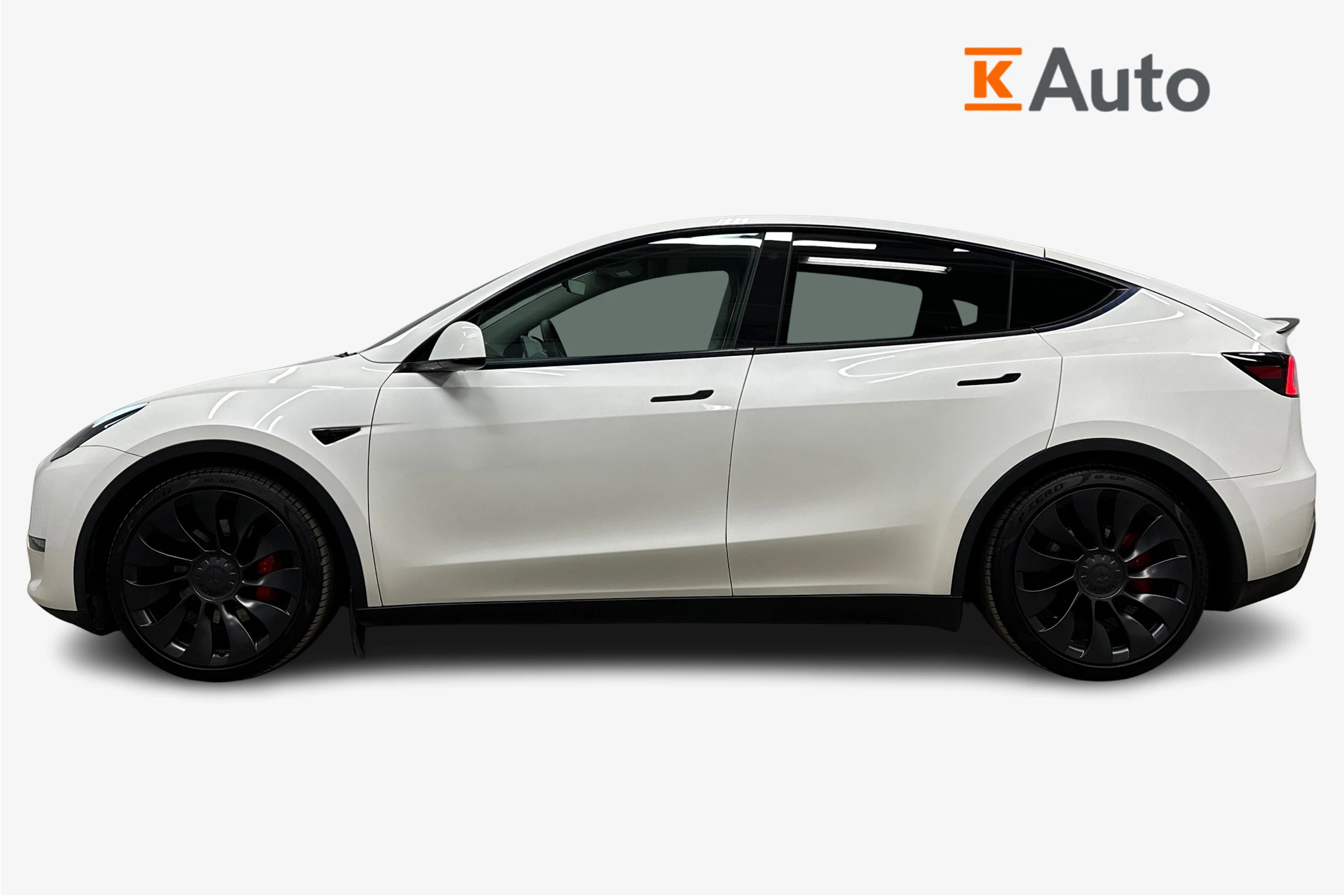 valkoinen Tesla Model Y 2023 kuva 7.