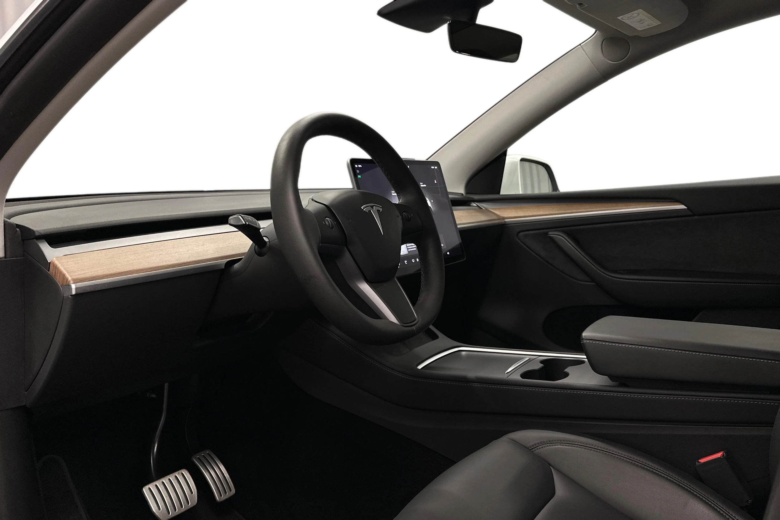 valkoinen Tesla Model Y 2023 kuva 8.