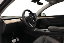 valkoinen Tesla Model Y 2023 kuva 8.