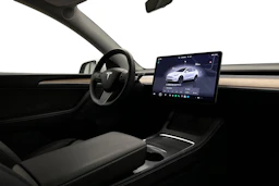 valkoinen Tesla Model Y 2023 kuva 9.