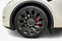 valkoinen Tesla Model Y 2023 kuva 12.
