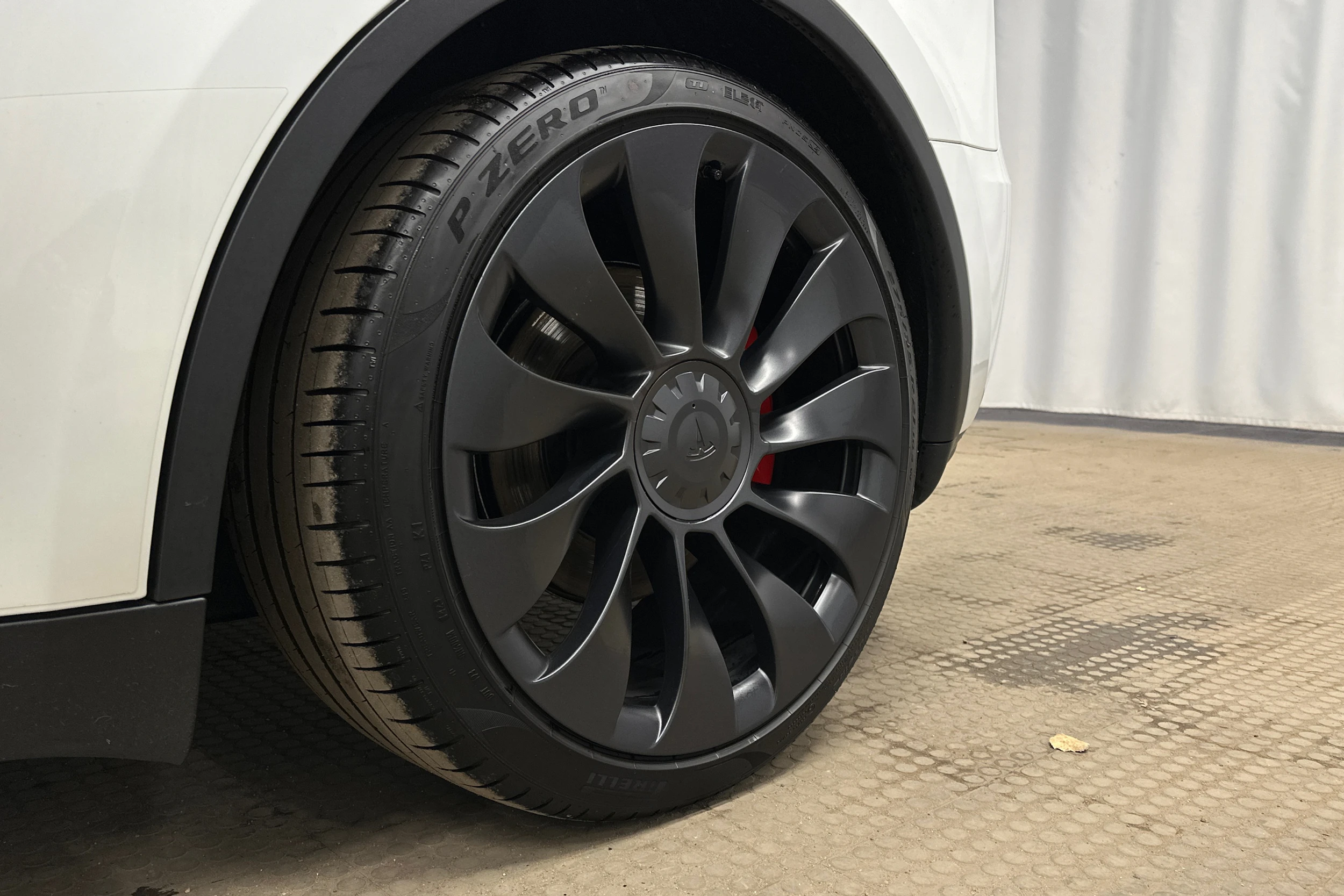valkoinen Tesla Model Y 2023 kuva 13.