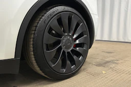 valkoinen Tesla Model Y 2023 kuva 13.