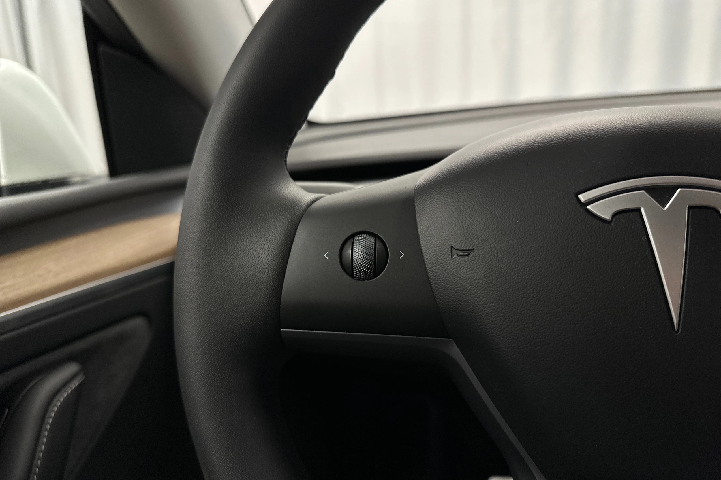valkoinen Tesla Model Y 2023 kuva 15.